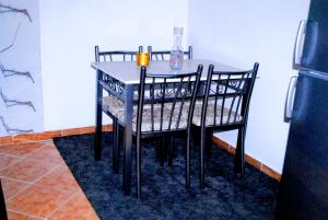 Airport apartment 1的餐桌,配有黑色的桌子和椅子