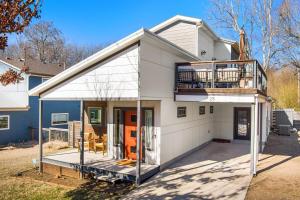 费耶特维尔Porte Orange-Modern Home-1 mi from DT Fayetteville的大型白色房屋设有甲板和阳台
