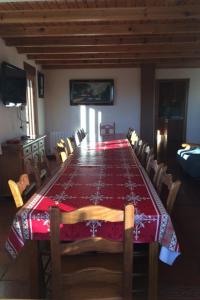 Rabanera del PinarCasa Rural Roblegordo的一间带长桌和椅子的用餐室