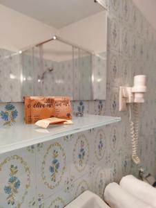 雷丹尼茨恩Lorenzhof by JULKA - self checkin的浴室拥有蓝色和白色的壁纸和架子