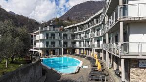 多马索Residence Alessandra的大楼前设有游泳池的酒店