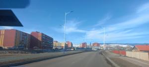 乌兰巴托Nomad Airport Hostel的路旁有路灯的街道