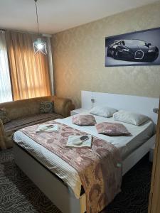 伊斯坦布尔Mavikapı Suit的酒店客房,设有两张床和一张沙发