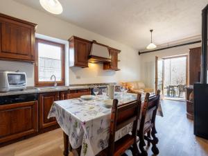 费尼斯Apartment Maison Pro de Solari-2 by Interhome的厨房配有桌子和桌布