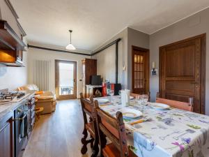 费尼斯Apartment Maison Pro de Solari-2 by Interhome的厨房配有桌子和桌布