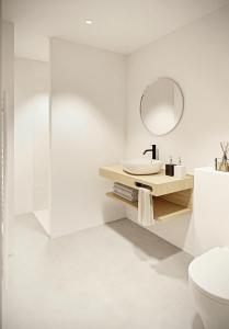 根特Hotel Chamade的白色的浴室设有水槽和镜子