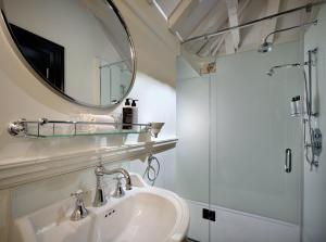 巴斯Abbey Hotel Bath, a Tribute Portfolio Hotel的一间带水槽和镜子的浴室
