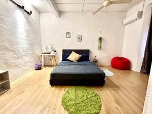 大山脚Cozy 10 Entire House 4 Bedroom At Alma Bukit Mertajam的一间卧室配有床和绿色地毯