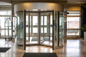 索尔纳HOOM Park & Hotel的大楼内带玻璃门的电梯大厅