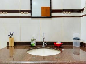 蒙特韦尔迪Casa Luar的浴室的柜台设有水槽和镜子