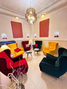 埃格尔科罗纳高级酒店的客厅配有色彩缤纷的家具和吊灯。