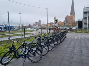 罗斯托克B&B Hotel Rostock-Hafen的停在停车场的自行车排