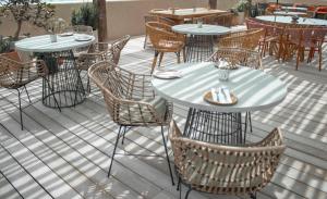萨洛夫雷Salobre Hotel Resort & Serenity的庭院里一组桌椅