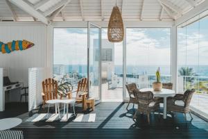 波多黎各大加那利岛海湾景码头公寓 - 仅限成人入住的一间带桌椅和窗户的用餐室