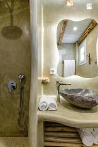 布拉卡Glaronissi Beach的一间带石制水槽和镜子的浴室