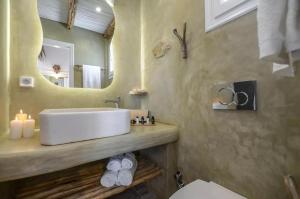 布拉卡Glaronissi Beach的浴室设有白色水槽和镜子