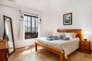 卡门港Villa Kanak的一间卧室设有一张床和一个窗口