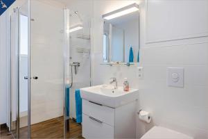 ZirchowHaffblick 1的白色的浴室设有水槽和淋浴。