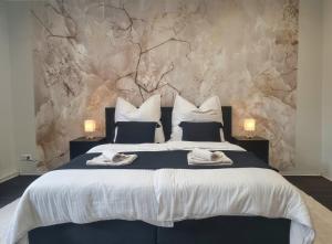 科特布斯Altstadt-oase的卧室配有一张大床,两边都配有两盏灯