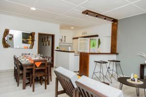 基加利Neza Haven Kigali的用餐室以及带桌椅的厨房。