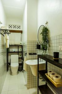基加利Neza Haven Kigali的浴室配有白色卫生间和盥洗盆。