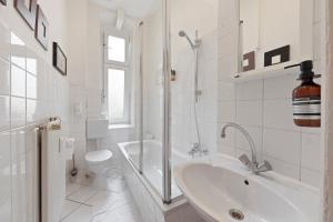 柏林primeflats - Apartment Kattegat Berlin-Wedding的白色的浴室设有水槽和卫生间。