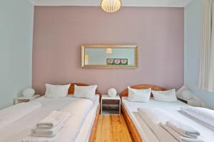 柏林primeflats - Apartment Kattegat Berlin-Wedding的配有镜子的客房内的两张床