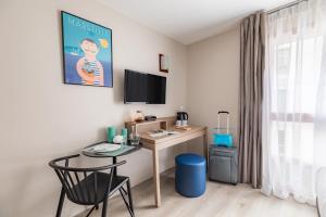 马赛Appart'City Classic Marseille Euromed的小房间设有桌子、桌子和椅子