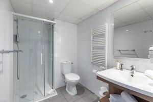 马赛Appart'City Classic Marseille Euromed的浴室配有卫生间、淋浴和盥洗盆。