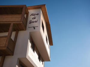 卡斯特尔罗托Alpe di Susi的建筑物一侧的标志