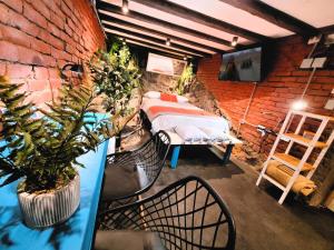 瓦尔帕莱索Maki Hostels & Suites Valparaiso的卧室配有砖墙内的床铺