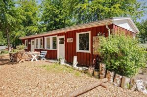 于克里茨Krebssee的院子里有一张野餐桌的红色小房子