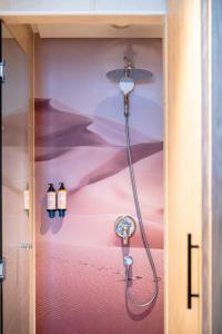 非斯Barceló Fès Medina的带淋浴的浴室,配有紫色墙壁