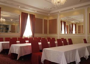卡缅涅茨-波多利斯基Optima Collection Kamianets-Podilskyi的一间会议室,配有白色的桌子和红色的椅子