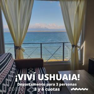 乌斯怀亚Departamento Ushuaia的客房设有海景窗户。
