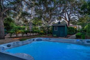 MontecitoLavish Montecito Home with Hot Tub, Patio and Gardens!的一个带狗屋的院子内的游泳池