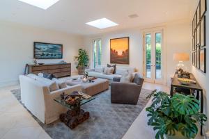 MontecitoLavish Montecito Home with Hot Tub, Patio and Gardens!的客厅配有沙发和桌子