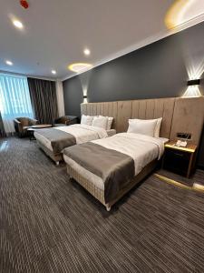 伊斯坦布尔VPLUS HOTEL的一间酒店客房,房间内设有两张床