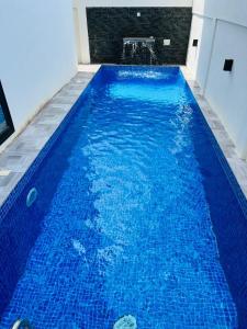 科托努Charly Agla-Piscine的一座蓝色的游泳池