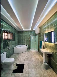 科托努Charly Agla-Piscine的带浴缸、卫生间和盥洗盆的浴室