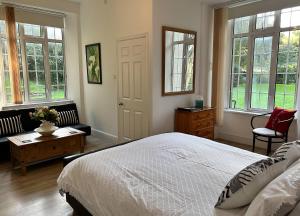 林顿Exmoor Manor Guest House的一间卧室配有一张床、一张沙发和窗户。