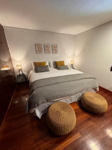 门多萨CASA ALMA LUXURY HOME的一间卧室配有一张大床和两张矮床。