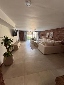 门多萨CASA ALMA LUXURY HOME的带沙发和砖墙的大型客厅