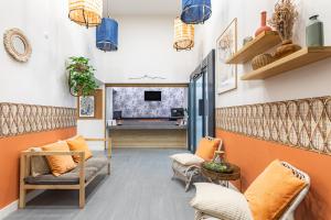马赛Appart'City Classic Marseille Euromed的客厅配有橙色墙壁和椅子