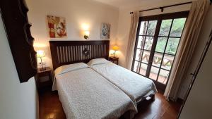 埃斯塔蒂特Torre Vella 207的一间卧室设有一张床和一个大窗户