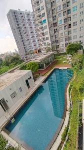 曼谷2BR, 6 Mins walk BTS Wuttakat的城市游泳池的顶部景观