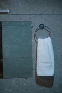 甘托克The Grand ARK的浴室毛巾架上的白色毛巾