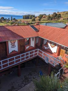 奥科苏尤Wayki Amantani Homestay的享有红色屋顶房屋的顶部景色