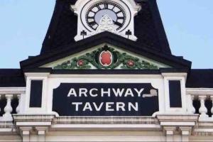 伦敦Studio 6- Archway Station的钟楼,上面有拱门酒馆
