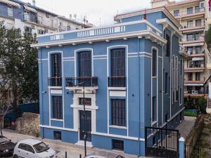 塞萨洛尼基Villa Clio, a Luxury Collection的街道边的蓝色建筑